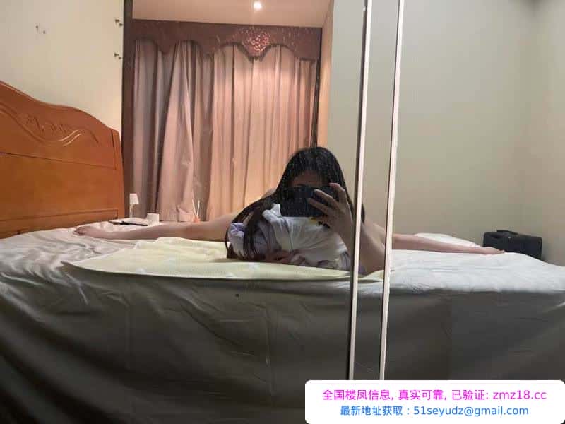 潮喷一字马少妇