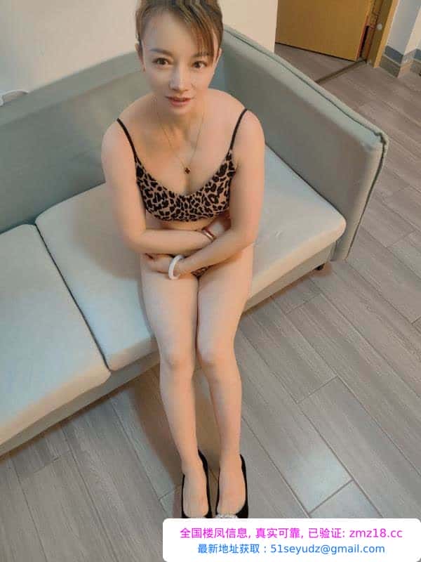抱玩小体格少妇