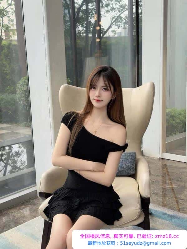 皮肤白嫩邻家女友老师
