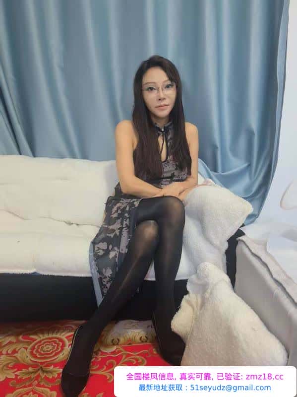 温柔眼镜风骚少妇