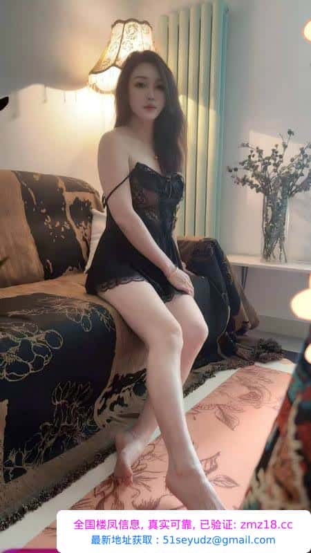 性感肤白大胸颜值老师