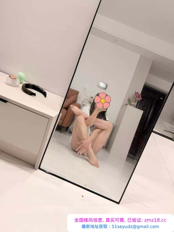高铁站柔韧喷水少妇