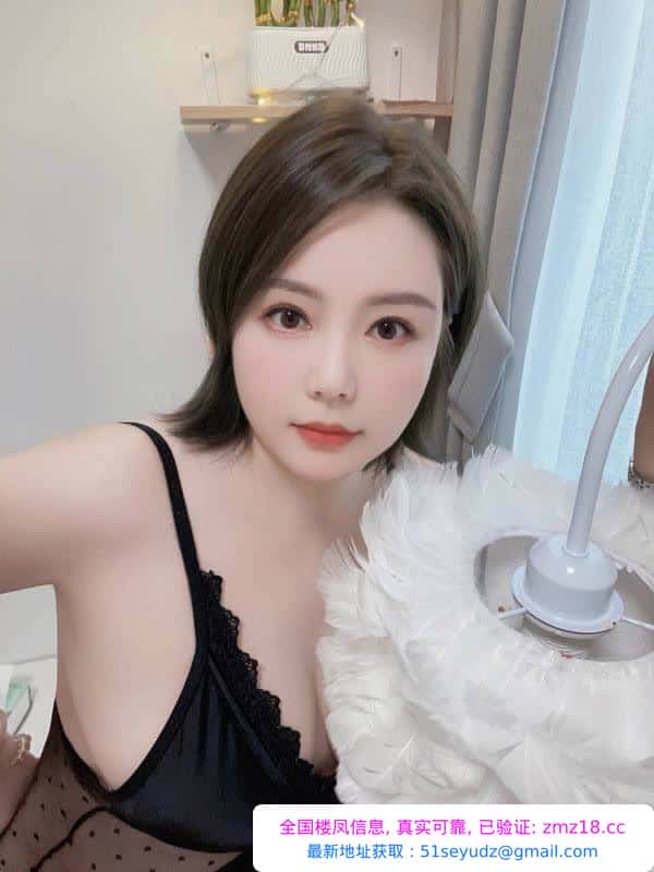 大胸服务系短发妹子