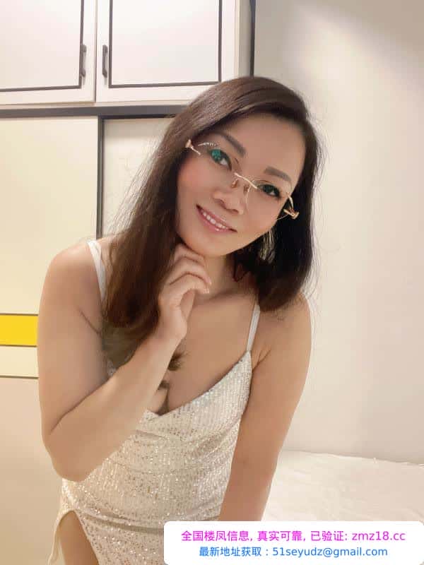 眼镜少妇老师