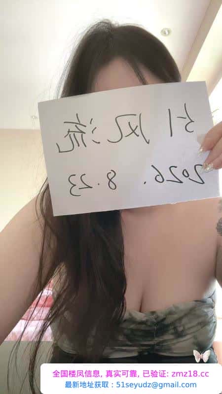 年轻微胖大胸喷水妹