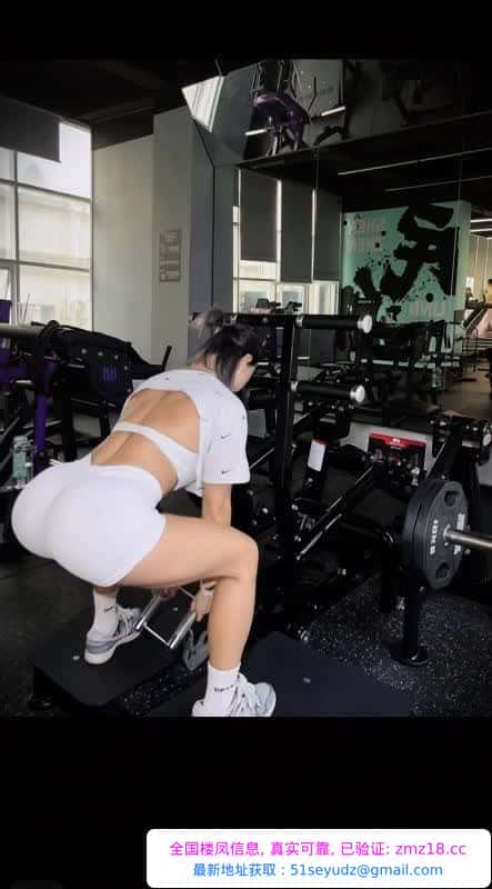 兼职蜜桃臀小姐姐