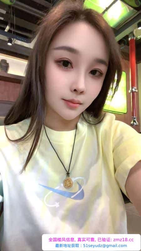 可舌吻骨感美女