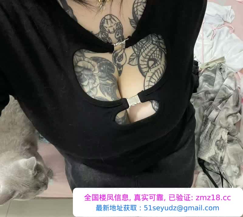 花奶纹身坦克小妹