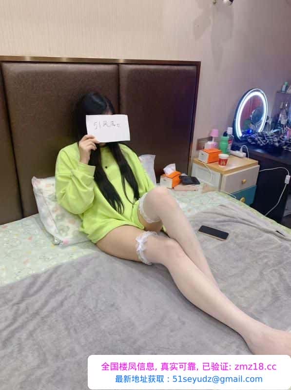江岸的长腿大美嫩妹