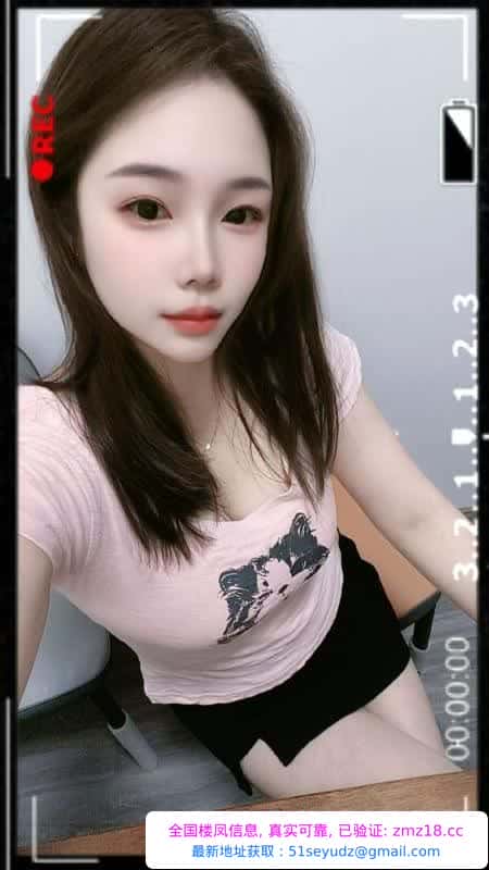 夹人的大胸美女