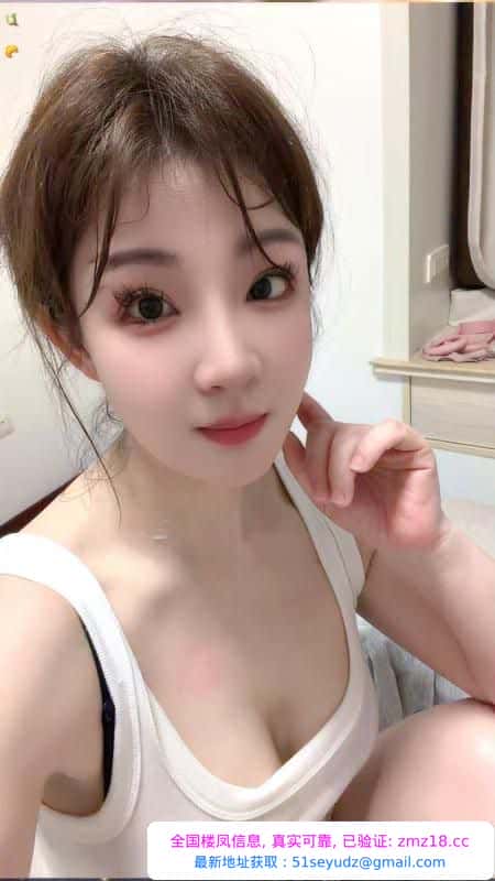 可爱大胸甜妹