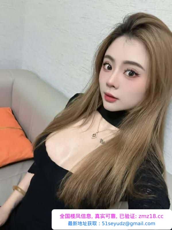 前凸后翘美女小沫
