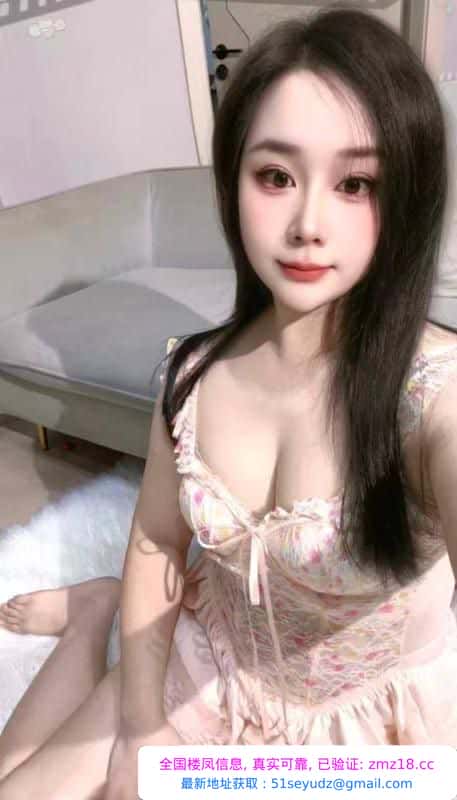 D乳会夹风骚小妹