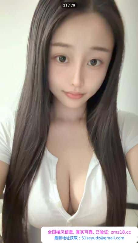 D乳会夹风骚小妹